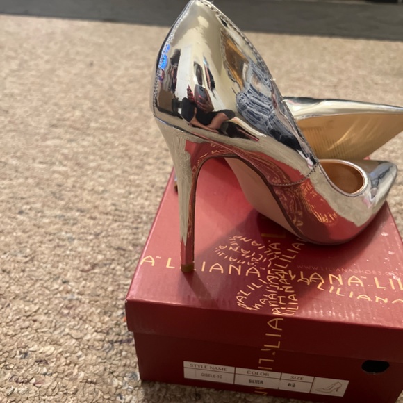 Silver pumps - Picture 3 of 3